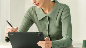 persona che sta usando il tablet xiaomi pad con la penna smart