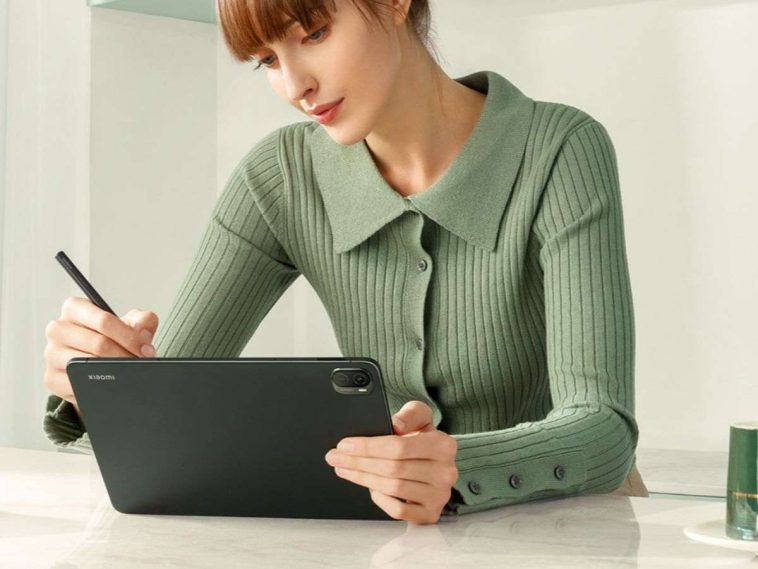 persona che sta usando il tablet xiaomi pad con la penna smart