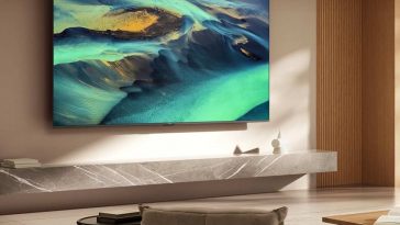 xiaomi QLED 4K appeso alla parete di un salotto