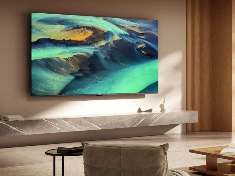 xiaomi QLED 4K appeso alla parete di un salotto