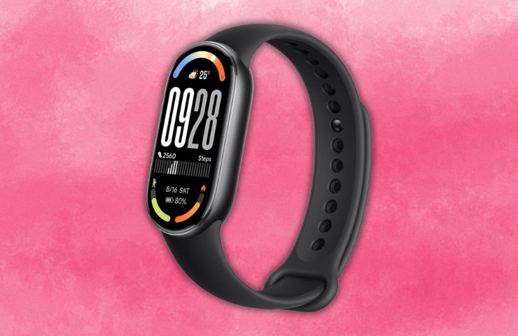 xiaomi smart band 10 su sfondo rosa fumoso