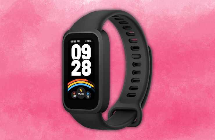 xiaomi smart band 9 active su sfondo rosa fumoso