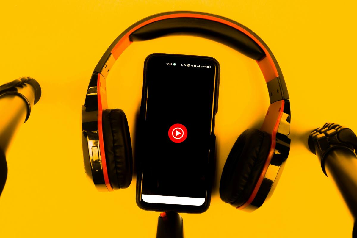 L'app YouTube Music aperta su uno smartphone con delle cuffie