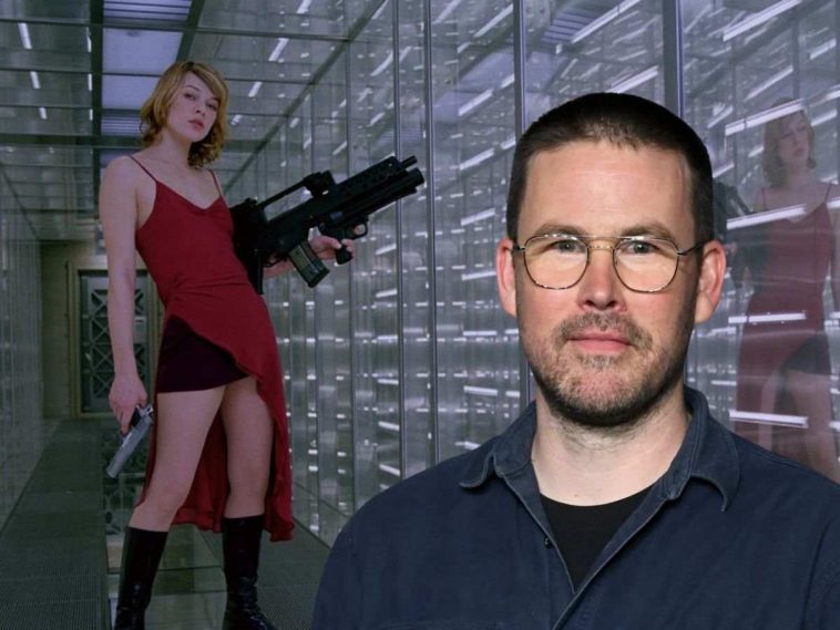 immagine di zach cregger in primo piano con film di resident evil sullo sfondo