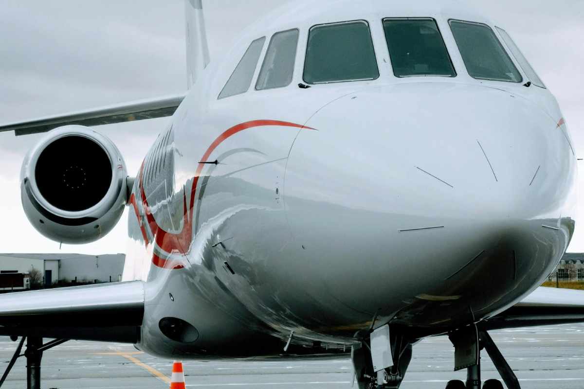 Un aereo in pista di decollo