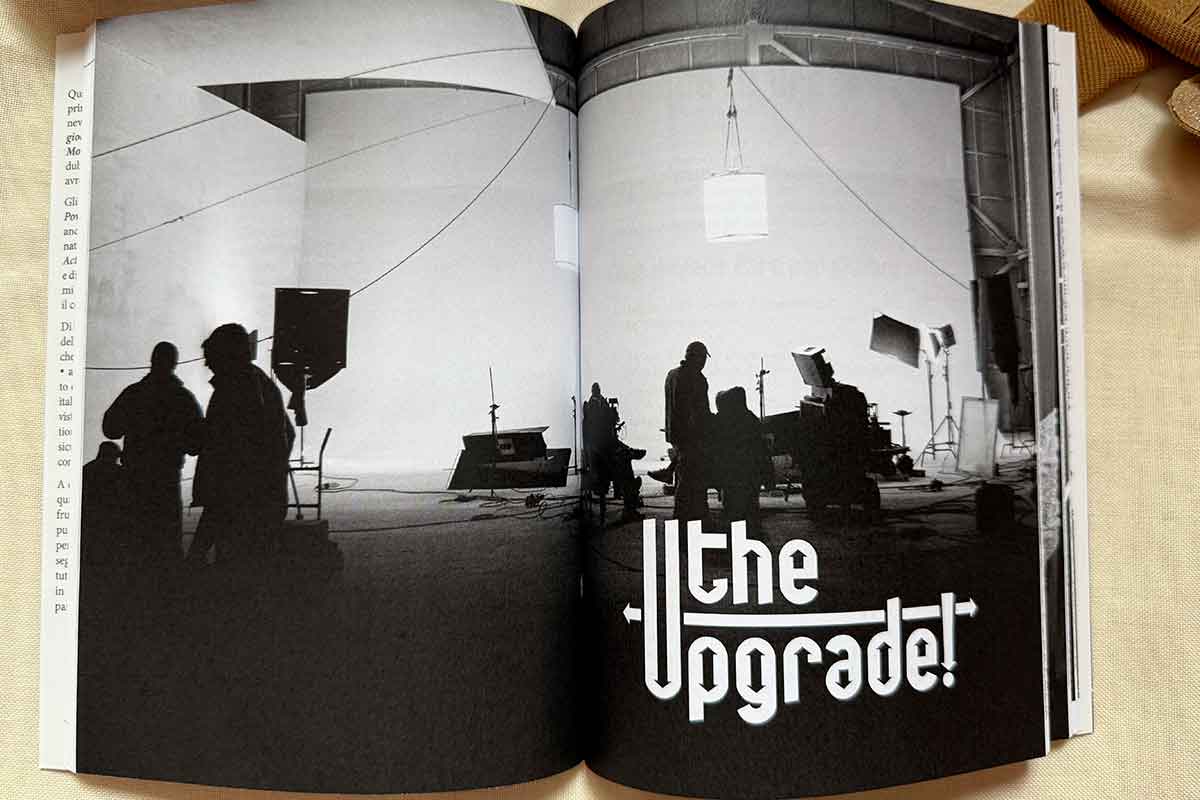 Copertina di the upgrade con un set montato in bianco e nero