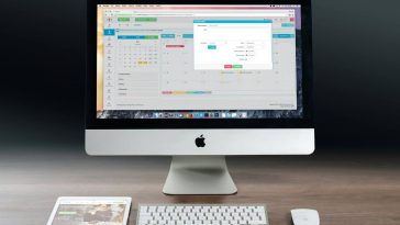 Un Mac e un iPad della Apple su una scrivania