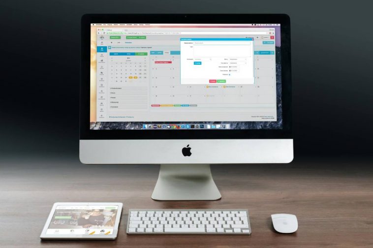 Un Mac e un iPad della Apple su una scrivania