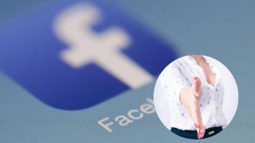 L'icona di Facebook sfocata e, in evidenza, una donna che porge la mano