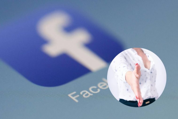 L'icona di Facebook sfocata e, in evidenza, una donna che porge la mano