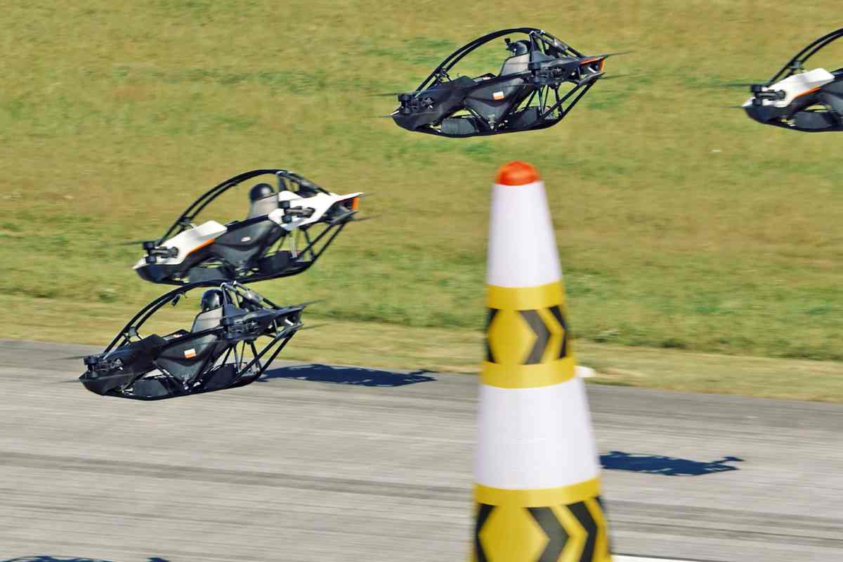 La corsa di auto volanti organizzata dalla Jetson