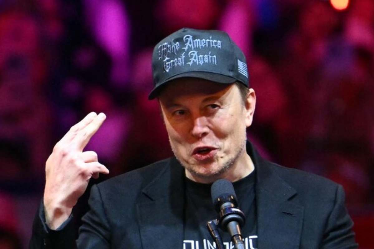 Elon Musk con il cappellino Make America Great Again