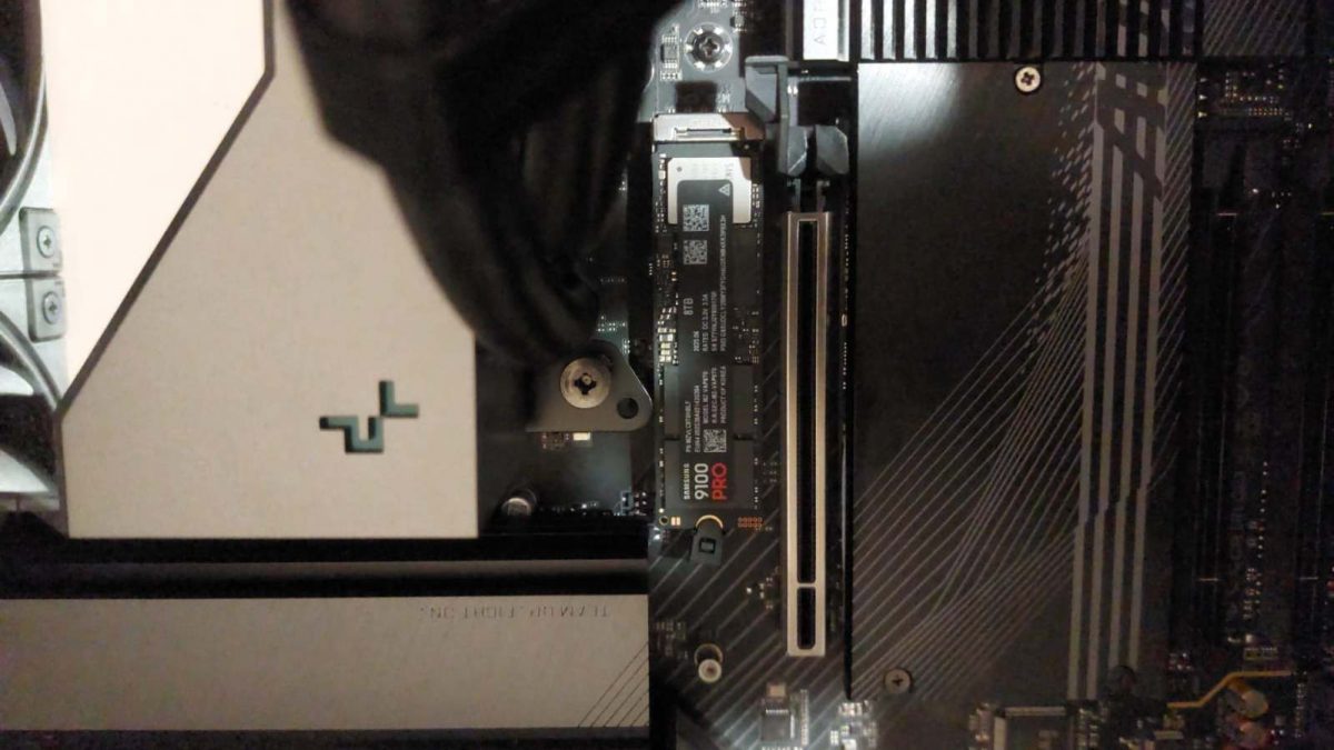 Il Samsung 9100 Pro Da 8TB montato dentro il computer per il benchmark