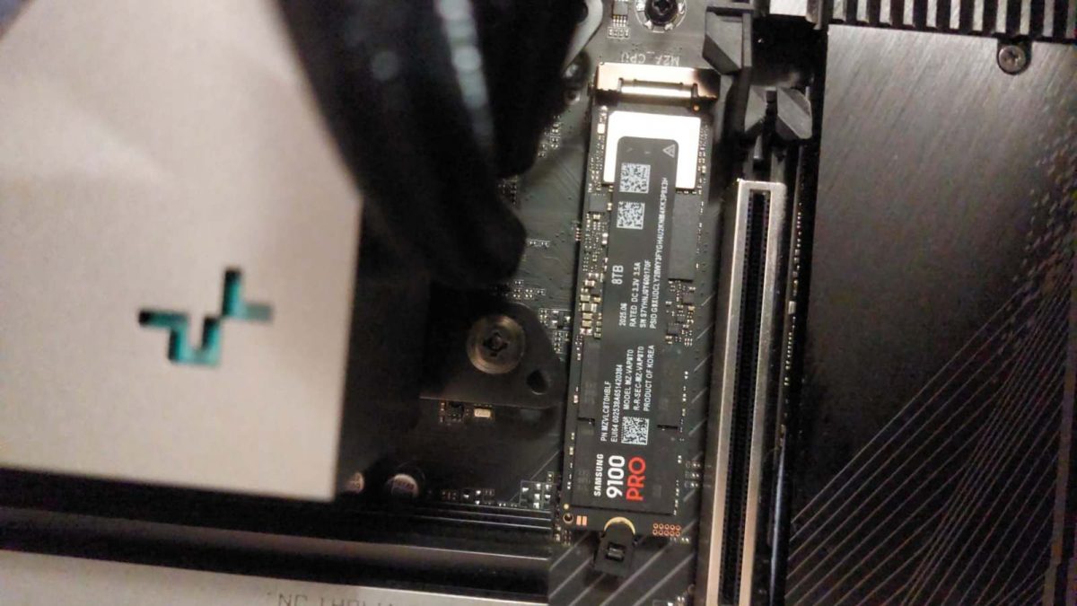 Il Samsung 9100 Pro Da 8TB montato dentro il computer per il benchmark