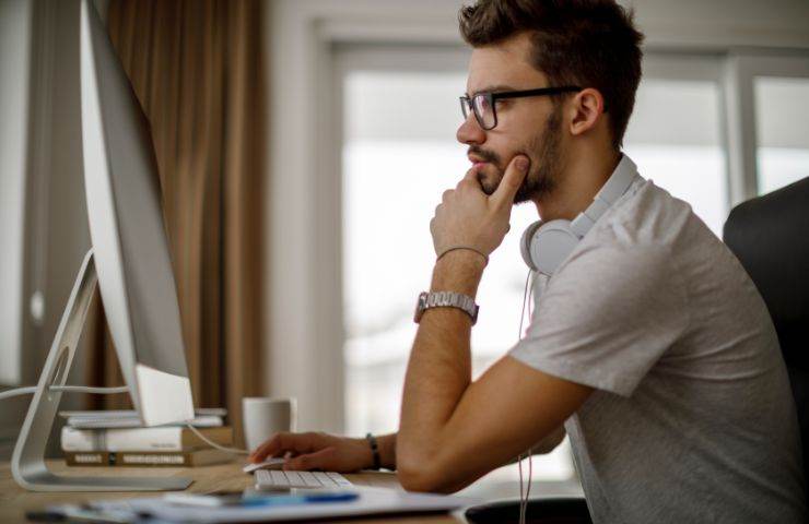 Ragazzo guarda il PC