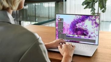 Un utente che usa un laptop top di gamma