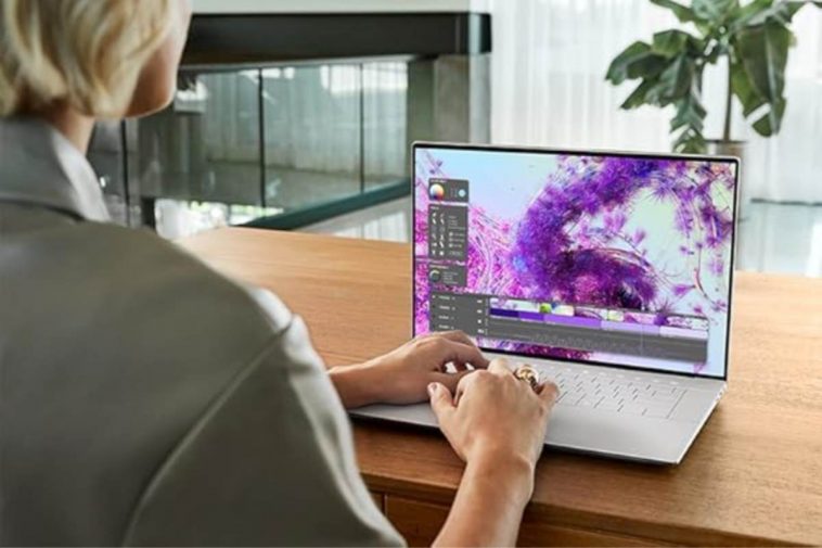 Un utente che usa un laptop top di gamma