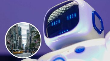 Un robot giocattolo e, in evidenza, uno scorcio di New York