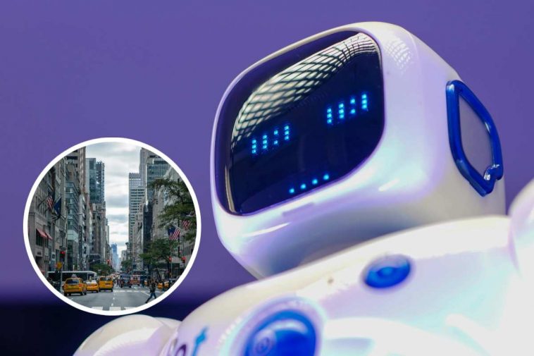 Un robot giocattolo e, in evidenza, uno scorcio di New York