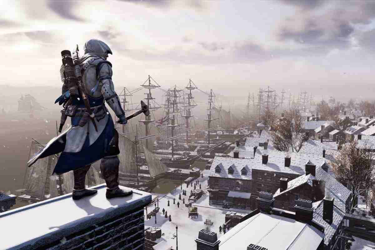 assassino con tuta bianca e cappuccio su tetto di casa innevata