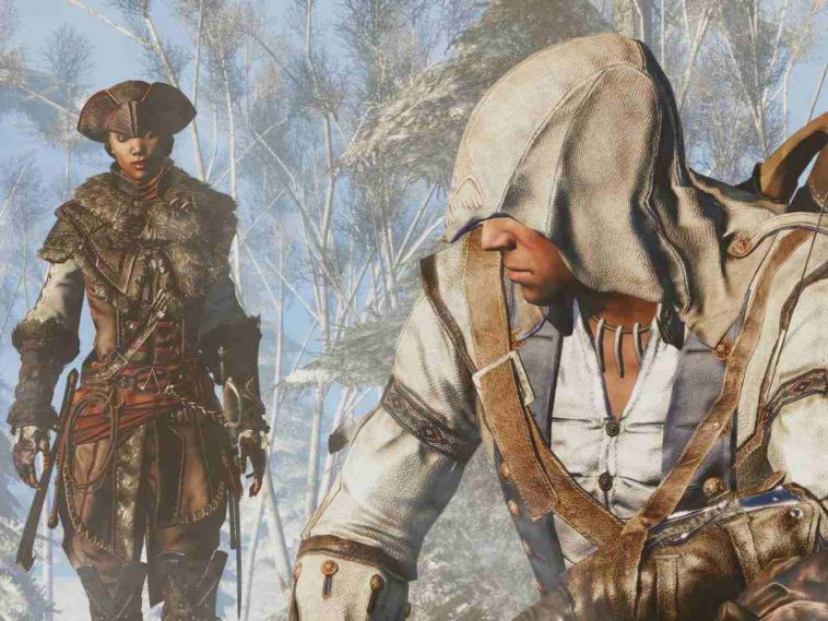 assassino con tuta bianca e cappuccio, alle sue spalle donna in abito da soldato americano