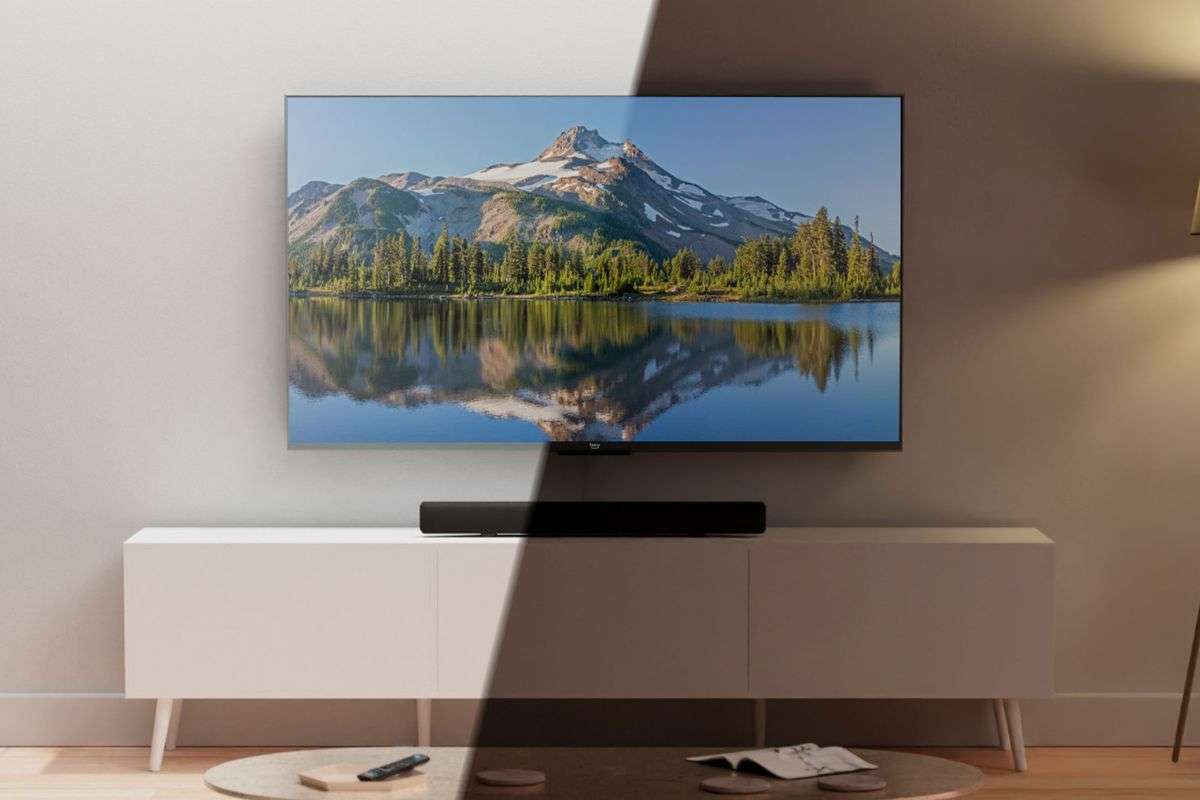 smart tv appesa a muro con soundbar sotto su mbile