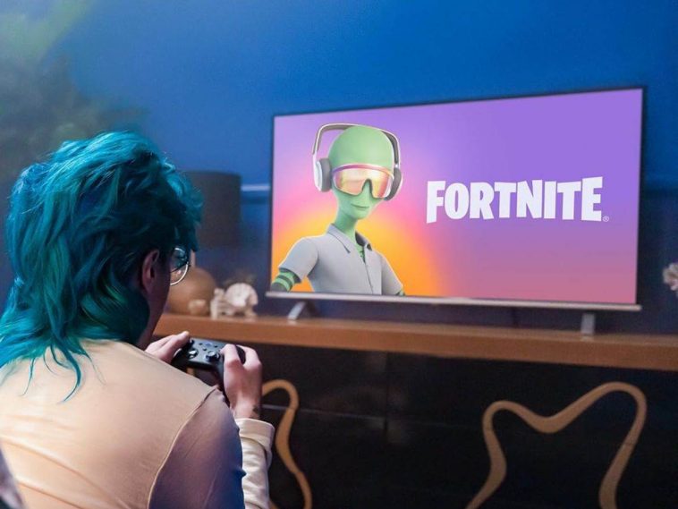 persona che sta giocando a fortnite utilizzando amazon luna