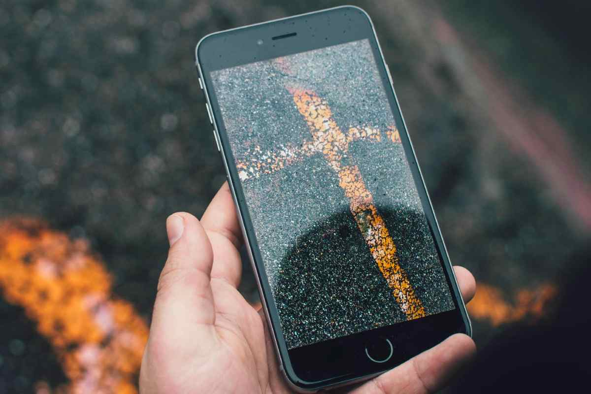 Una fotografia scattata con un telefono sulla spiaggia