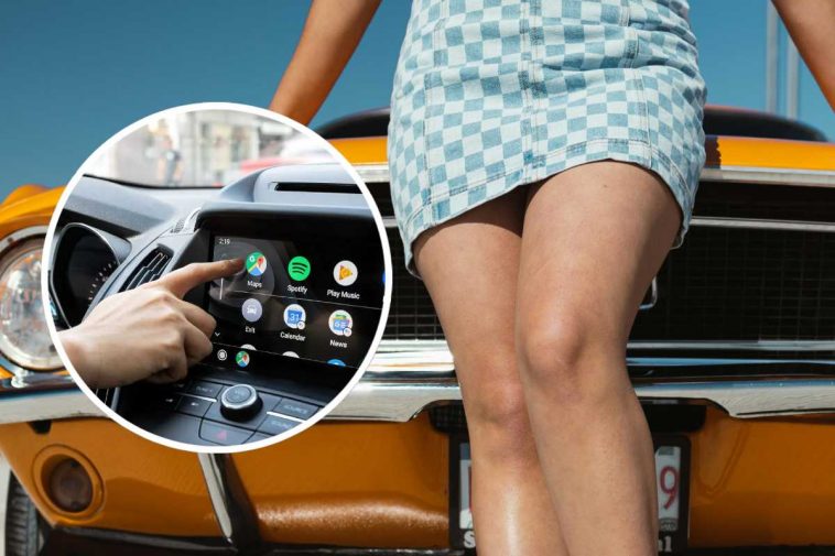 Una ragazza in minigonna davanti a un'auto sportiva e, in evidenza, Android Auto