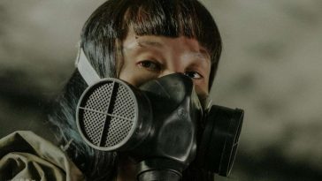 Una ragazza con indosso una maschera anti-gas