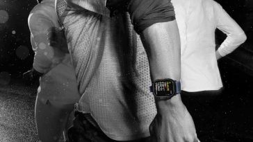 persona che sta correndo e ha al braccio l'apple watch ultra 2 foto in bianco e nero