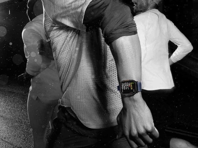 persona che sta correndo e ha al braccio l'apple watch ultra 2 foto in bianco e nero
