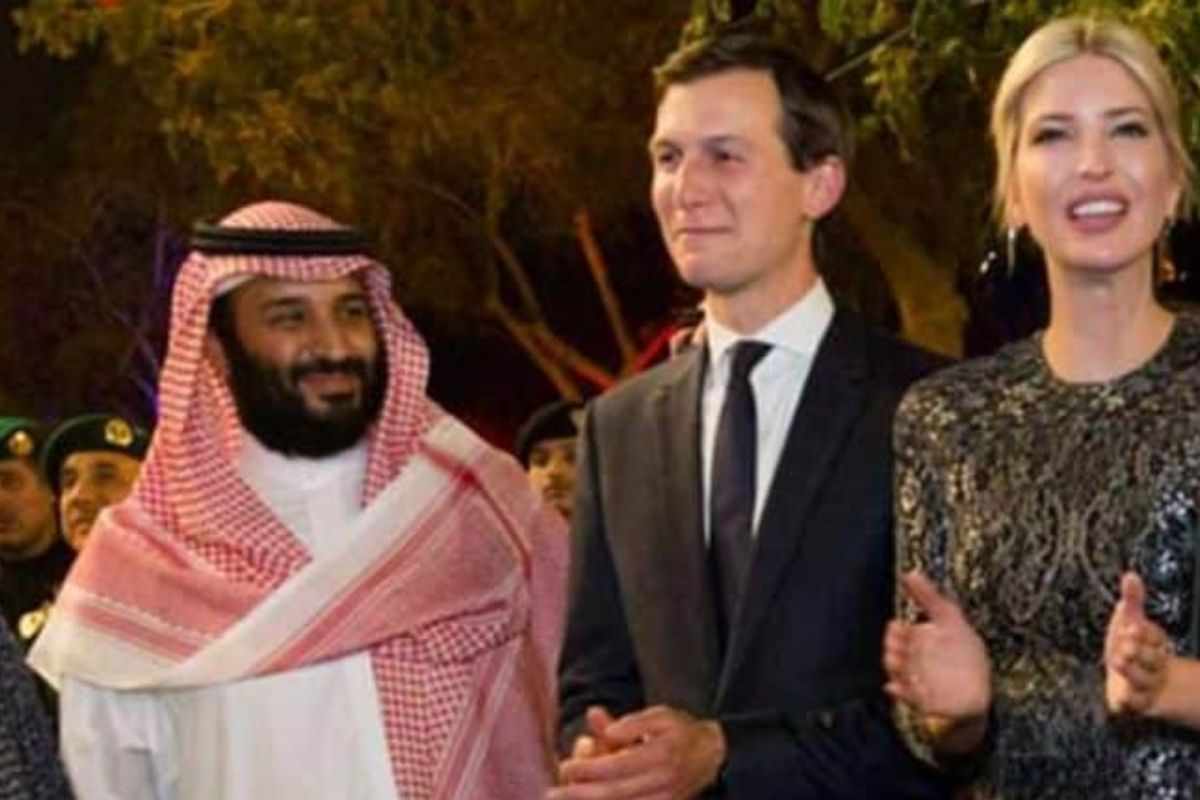 principe mohammad bin salman con turbante rosso, accanto jared kushner con giacca e cravatta, accanto ivanka trump con vestito nero
