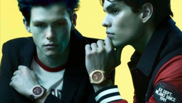 due ragazzi che indossano armani exchange su sfondo giallo