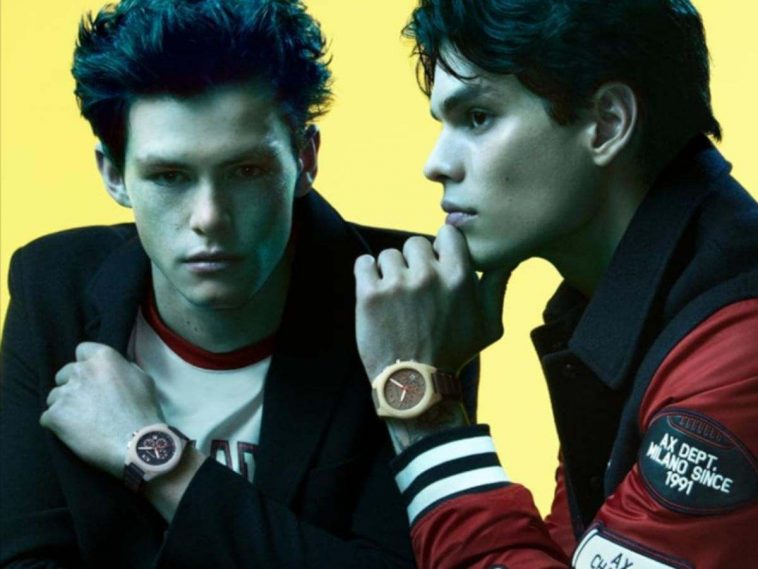 due ragazzi che indossano armani exchange su sfondo giallo