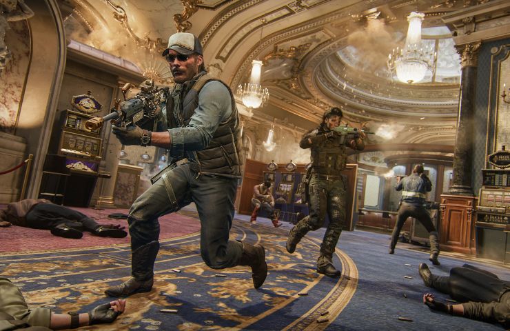 screenshot di call of duty black ops 6 con personaggi che irrompono all'interno di una villa
