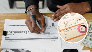 Un uomo che fa i conti analizzando le bollette e, in evidenza, una fattura energetica