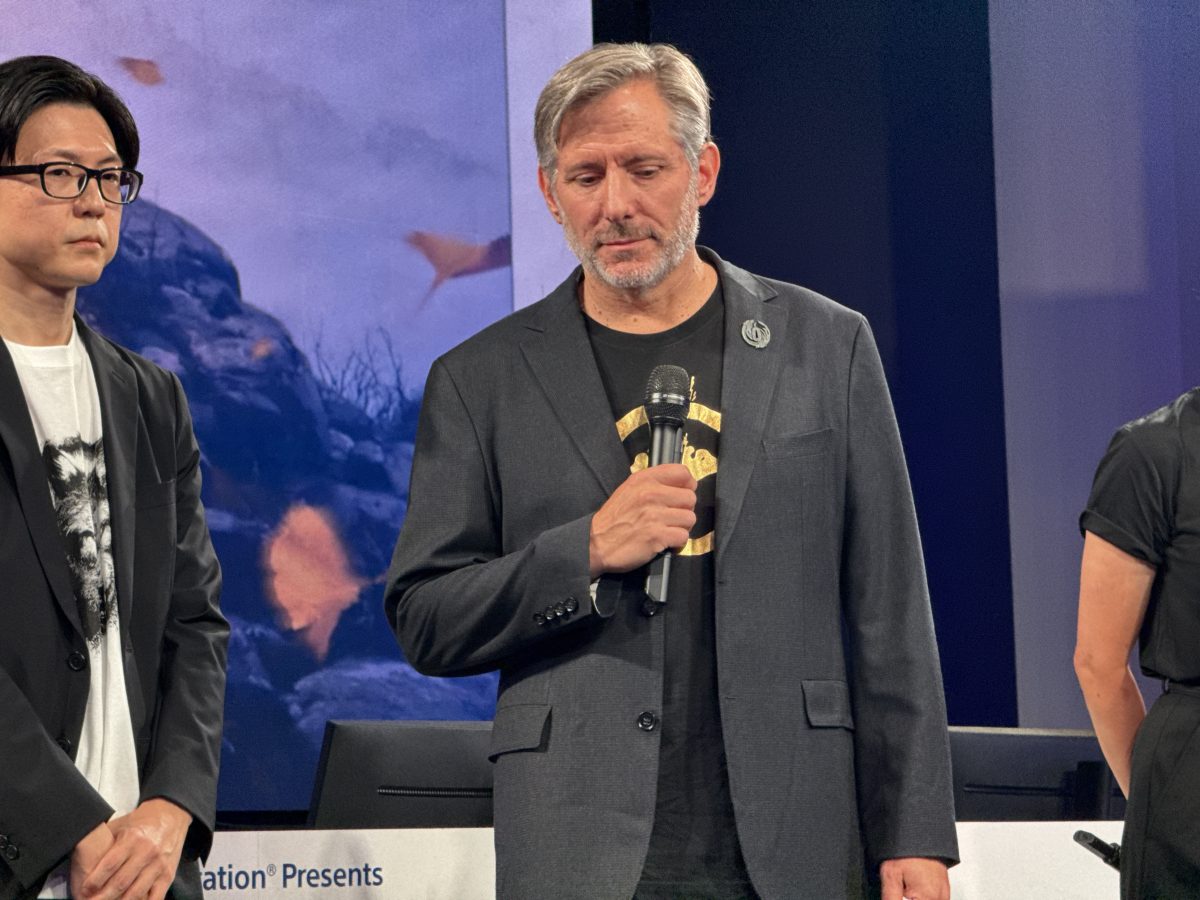 Primo piano di Brian Fleming sul palco del Tokyo Game Show 2025