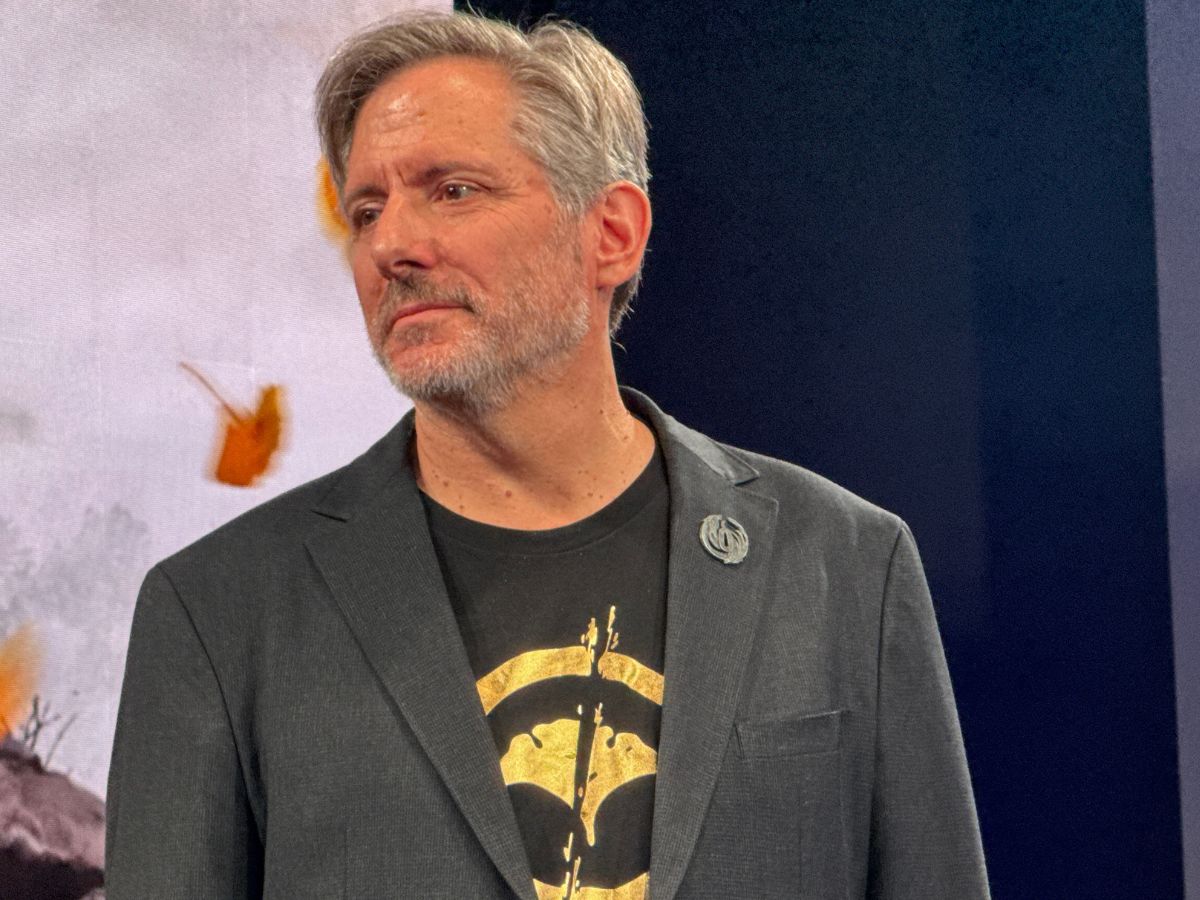 Primo piano di Brian Felming, producer e fondatore di Sucker Punch, sul palco del Tokyo Game Show per Ghost of Yōtei