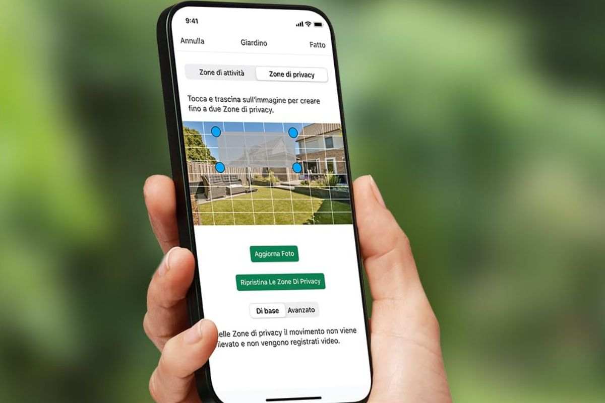 smartphone tenuto in mano con indizione zone di privacy, immagine giardino