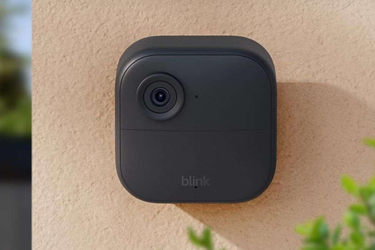 Nuova videocamera Blink (Outdoor 4) appesa a muro