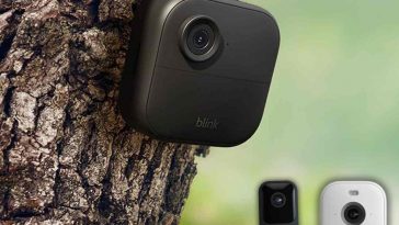 Nuova videocamera Blink (Outdoor 4) appesa ad albero, in basso videocamera bianca e videocitofono nero