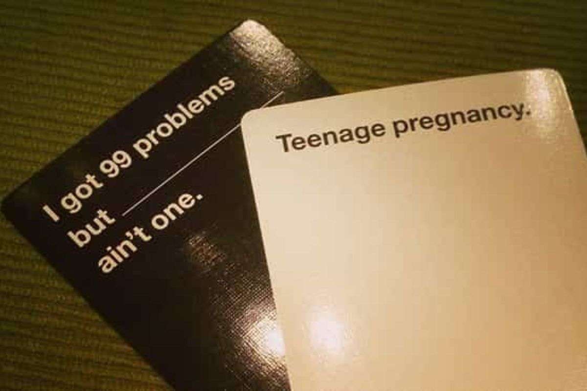 carta nera con scritta "ho 99 problemi ma", carta bianca con scritto "teenage pregnancy"