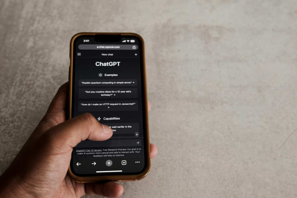 Un telefono collegato a ChatGPT