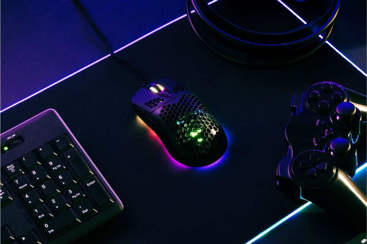mouse illuminato, controller nero, tastiera