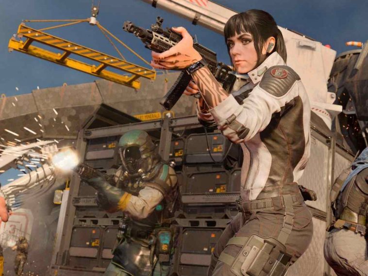 donna con uta futuristica che spara con fucile, robot che spara con fucile