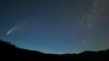 Un cielo stellato con una cometa