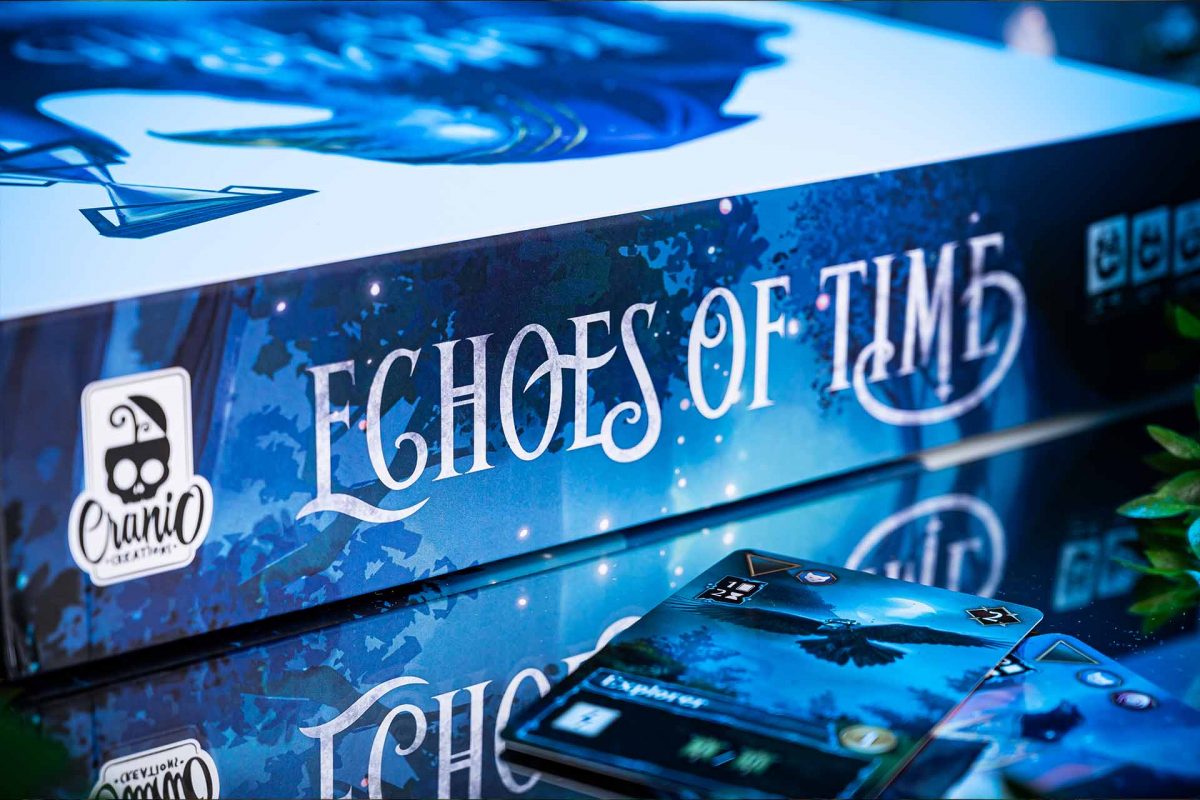 Scatola e alcune carte di Echoes of Time, gioco da tavolo di Cranio Creations