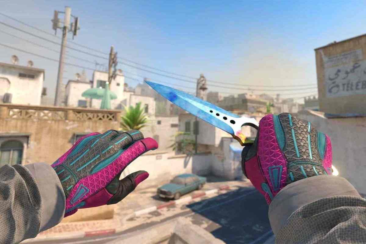 visuale in prima persona uomo con guanti e coltello