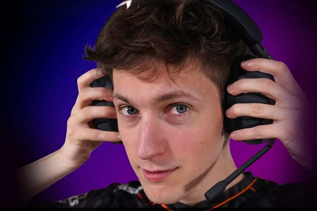 ragazzo con cuffie sony tenute da mani